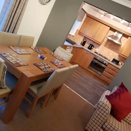 Chic Flat At Hairmyres Hospital & Train Station Appartamento East Kilbride Esterno foto