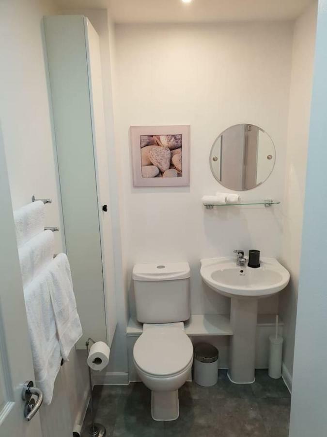 Chic Flat At Hairmyres Hospital & Train Station Appartamento East Kilbride Esterno foto