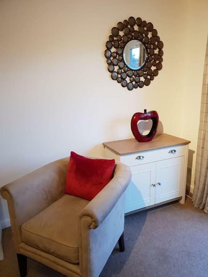 Chic Flat At Hairmyres Hospital & Train Station Appartamento East Kilbride Esterno foto